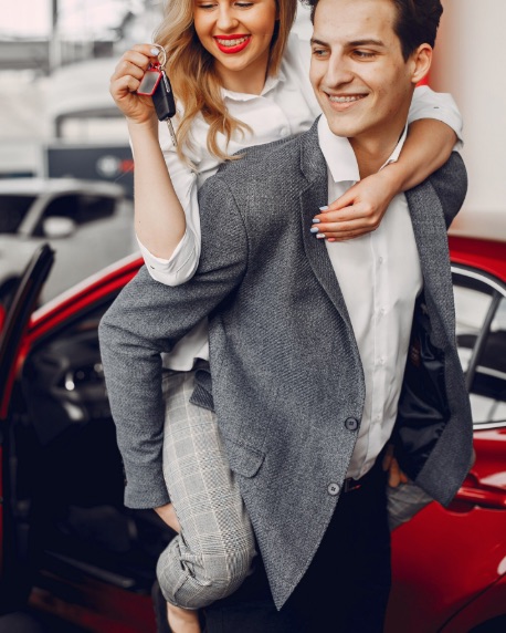 Coppia felice con auto, tempo per ciò che conta