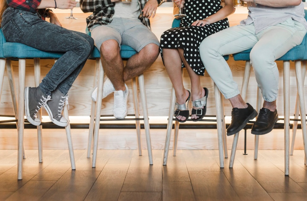 Anziani che utilizzano smartphone con facilità